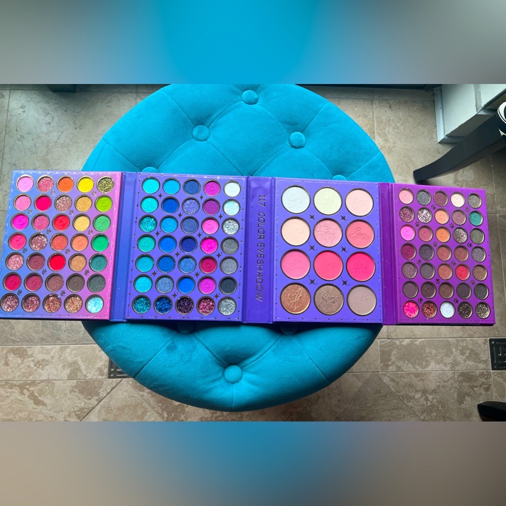 **no longer avail**Free huge eyeshadow palette